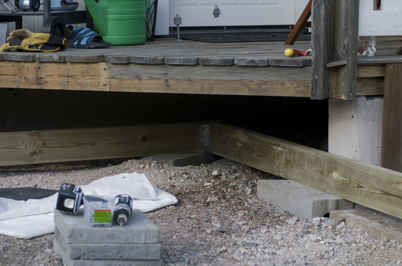 Terassi 13.jpg - Vihdoinkin sai irroitettua lapiosta ja tartuttua akkukoneeseen. Ensimmäinen runkopalkki kiinnitettynä.